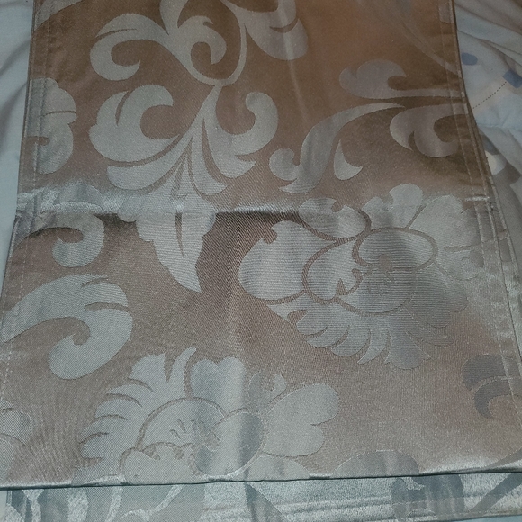 Table runner - Picture 2 of 3